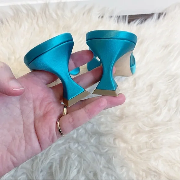 Manolo Blahnik Laalita 50 Embellished Buckle Satin Mule Sandal size 39 - Picture 8 of 12